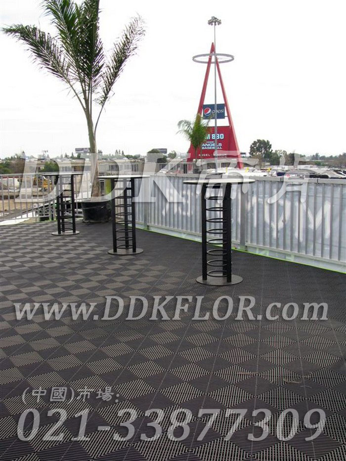游樂(lè)園室外露臺(tái)地面裝修效果圖_深灰色涼臺(tái)地磚（2）樣板圖片,帝肯(DDK)_8100_T500（露天陽(yáng)臺(tái)地面材料）效果圖,別墅陽(yáng)臺(tái)地板,別墅陽(yáng)臺(tái)裝修,室外陽(yáng)臺(tái)地板,室外陽(yáng)臺(tái)磚,室外露臺(tái)地磚,室外露臺(tái)裝修,舞臺(tái)地板,陽(yáng)臺(tái)地板磚,陽(yáng)臺(tái)地磚裝修,陽(yáng)臺(tái)戶外地板,陽(yáng)臺(tái)拼裝地板,陽(yáng)臺(tái)裝修,露臺(tái)地板,露臺(tái)地磚,露臺(tái)地面裝修,露臺(tái)拼接地板,露臺(tái)花園裝修,露臺(tái)防滑地板,露臺(tái)防滑地磚,頂樓露臺(tái)裝修,室外生態(tài)地板,室外環(huán)保地板,室外防腐地板