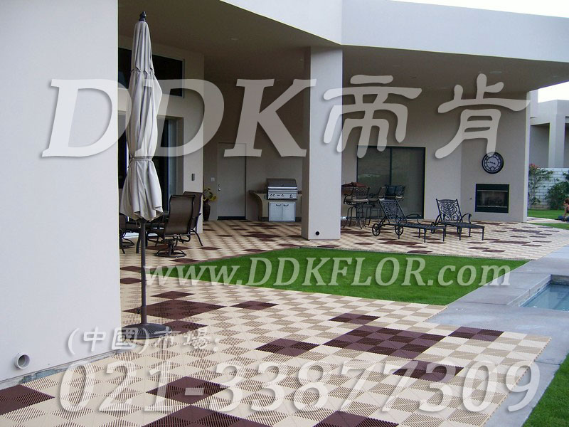 休閑餐廳門口地面防水防滑地磚_卡其色加咖啡色相拼樣板圖片,帝肯(DDK)_8100_T500（露天陽臺(tái)地面材料）效果圖,門口防滑地墊,門口防滑地膠,門口防滑墊,門墊,防滑門墊,室外地墊,室外地磚,室外地膠,室外塑料地板,室外拼接地墊,室外環(huán)保地板,室外生態(tài)地板,室外花園地磚,室外鏤空拼裝地板,室外防水地板,室外防滑地墊,室外防滑墊,室外防滑透水墊,室外防腐地板,室外陽臺(tái)地板,室外陽臺(tái)磚,室外露臺(tái)地磚,戶外地墊,戶外地板,戶外地磚,戶外地膠,戶外塑料地板,戶外花園地板,戶外花園地磚,戶外防滑墊,陽臺(tái)戶外地板,花園戶外地板,pe戶外地板,pvc戶外地板,塑料戶外地板,