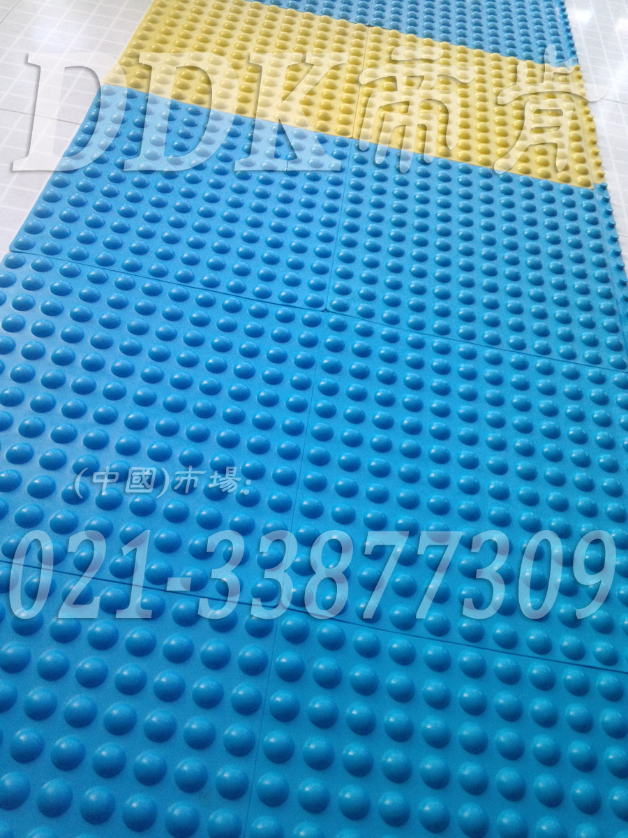 表面圓點防滑按摩地毯_新型自拼式_浴室衣帽間泳池地面防滑毯樣板圖片,帝肯(DDK)_1500_339（有泳池防滑處理材料）效果圖，泳池地膠,泳池防滑地墊,泳池防滑地毯,游泳池地墊,游泳池防滑地膠,游泳池防滑墊,游泳館防滑墊,更衣間防滑地墊,洗手間地墊,洗手間防滑地毯,洗手間防滑墊,洗浴防滑墊,洗澡間防滑墊,公共衛(wèi)生間塑料地毯,衛(wèi)浴防滑墊,衛(wèi)生間地墊,衛(wèi)生間地膠,衛(wèi)生間防水地墊,衛(wèi)生間防水墊,衛(wèi)生間防滑地毯,衛(wèi)生間防滑墊,衛(wèi)生間防滑地磚,衛(wèi)生間塑料地板,浴室地墊,浴室地膠,浴室墊,浴室防滑地墊,浴室防滑地板,浴室防滑地磚,浴室防滑地膠,浴室防滑墊,浴室地毯,浴室地磚,浴室地板磚,浴室地板,淋浴房防滑墊,浴池防滑地墊,浴池防滑墊,浴室防滑疏水磚