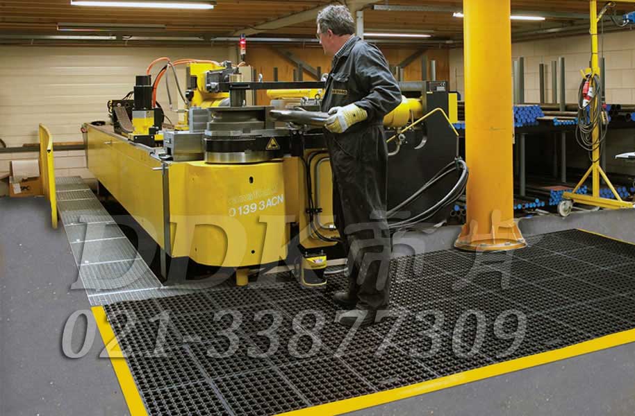 機加工車間地面用拼塊式安全防滑防震腳墊_黑色樣板圖片，帝肯(DDK)_4800_MD900X900_9979（車間安全地膠材料）效果圖，維修車間地板,工廠車間地膠,車間地毯,車間地膠墊,車間地貼,車間地墊,車間地面膠皮,車間塑料防滑墊,車間橡膠墊,車間用地板膠,車間防滑地墊,車間防滑墊,食品車間地板,工業(yè)地墊,工業(yè)地毯,工業(yè)地膠,工業(yè)耐油地墊,工業(yè)腳墊,工業(yè)防滑地墊,工業(yè)走道地墊,工業(yè)防滑地毯,工業(yè)抗疲勞防滑墊,工業(yè)抗疲勞地墊,工廠地墊,工業(yè)防滑墊,工廠地板膠,工廠地毯,工廠地膠,工廠腳墊,工廠走道地墊,工廠用橡膠地墊,工廠防滑地墊,工廠防滑墊,帶孔防滑墊,緩沖地墊,耐油工業(yè)橡膠墊,安全地墊,安全地毯,安全地膠,安全墊,安全橡膠地墊,安全防滑墊,廠房地膠,廠房地毯,廠房防滑地膠,地面防護材料,地面防滑墊,流水線地墊,流水線防滑墊,防油防滑墊,耐油橡膠地墊,耐油地墊,耐油橡膠墊,耐油耐水地墊,耐油膠墊,耐油防滑地墊,耐油防滑墊,防油地墊,重型防滑耐油墊