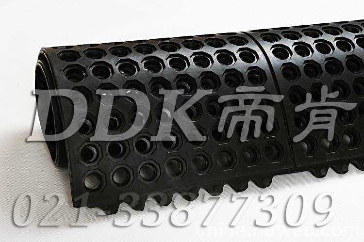 黑色有孔防滑疏水防震防護(hù)膠墊樣板圖片，帝肯(DDK)_4800_MD900X900（Rmaid900X900|樂美達(dá)）效果圖，減震橡膠墊,多孔橡膠墊,安全橡膠地墊,工廠用橡膠地墊,橡膠地毯,橡膠彈性地墊,橡膠腳墊,橡膠防滑地墊,橡膠防滑墊,漏水橡膠墊,耐油工業(yè)橡膠墊,耐油橡膠地墊,耐油橡膠墊,船用橡膠墊,船用橡膠防滑墊,車間橡膠墊,防滑橡膠地墊,防滑橡膠墊,預(yù)制型橡膠卷材,衛(wèi)生間防水墊,衛(wèi)生間防水地墊,廚房疏水材料,衛(wèi)生間地板隔水墊,室外防滑透水墊,排水地墊,漏水地墊,漏水地膠,泄水型地板磚,疏水墊,疏水性材料,疏水型抗疲勞地墊,疏水地膠,疏水地毯,疏水地席,疏水地墊,疏水磚,疏水防滑地墊,透水地墊,防水地墊,防滑隔水墊,防水防滑墊,防水墊,防水地膠墊,防水地毯,隔水地墊,隔水材料,茶水間防滑地墊,排水防滑墊,多孔防滑地墊,帶孔防滑墊,網(wǎng)孔地墊,戶外網(wǎng)狀橡膠墊,網(wǎng)格地墊,網(wǎng)格防滑墊,網(wǎng)狀防滑墊,網(wǎng)眼防滑