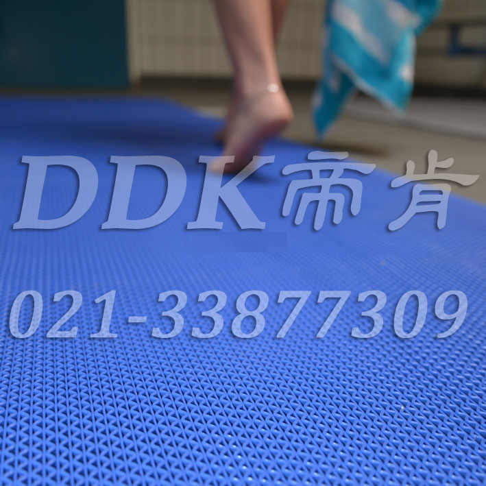 泳池及洗浴地面用網(wǎng)狀疏水防滑藍(lán)色地毯樣板圖片,帝肯(DDK)_1800_339（游泳館地面防滑卷材）效果圖，泳池地膠,泳池防滑地墊,泳池防滑地毯,洗手間防滑地毯,洗浴防滑墊,洗手間防滑墊,洗手間地墊,洗澡間防滑墊,浴室地墊,浴室地毯,浴室地膠,浴室墊,浴室防滑地墊,浴室防滑地膠,浴室防滑墊,浴室防滑疏水磚,浴池防滑地墊,浴池防滑墊,消毒地墊,游泳池地墊,淋浴房防滑墊,游泳池防滑地膠,游泳池防滑墊,游泳館防滑墊,疏水地毯,疏水地膠,疏水地墊,疏水地席,疏水墊,疏水性材料,疏水防滑地墊,疏水防滑墊,網(wǎng)孔地墊,網(wǎng)格地墊,網(wǎng)格防滑墊,網(wǎng)狀地毯,網(wǎng)狀防滑墊,網(wǎng)眼防滑,麗美墊,s形防滑墊,s形防滑地墊,s紋型防滑墊,z字型疏水墊,鏤空地膠,塑料防滑網(wǎng)格墊,塑料網(wǎng)格防滑地墊,帶孔防滑墊,多孔防滑地墊,pvc防水地墊,衛(wèi)生間防水地墊,衛(wèi)生間防水墊,透水地墊,透水防滑塑膠地墊,防水地毯,防水墊,防水防滑墊,防滑隔水墊,防水地膠墊,隔水地墊,隔水材料,隔水地板,防水地墊,柵格地墊