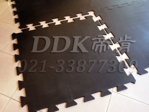 大尺幅拼裝式_黑色_耐久型防護抗壓地板材料樣板圖片,帝肯(DDK)_4100（Honda|宏達）效果圖，抗壓地墊,抗壓地板,耐壓地板,耐壓耐磨地毯,耐重壓地墊,耐重壓地板,膠墊,腳墊,工業(yè)地板磚,車間地板磚,維修車間地板,車間地板防護墊,pvc工業(yè)地板,工業(yè)地板,工業(yè)地墊,工業(yè)地坪,工業(yè)地膠,工業(yè)地磚,工業(yè)地板膠,工廠地墊,工廠地板,工廠地板膠,工廠地毯,工廠腳墊,工業(yè)防滑墊,工廠用橡膠地墊,汽車維修車間用地板,車間地板,車間橡膠地板,車間橡膠墊,車間用地板膠,車間防滑地墊,車間防滑墊,車間防砸地板,軟質(zhì)地板,車間pvc地板,車間地坪,車間地墊,車間塑膠地板,車間地面膠皮,車間地膠墊,車間地毯,安全地膠,安全墊,安全橡膠地墊,安全防滑墊,耐磨地板,耐磨地墊,耐磨地膠,耐磨防滑地板,樹皮紋,蛇皮紋