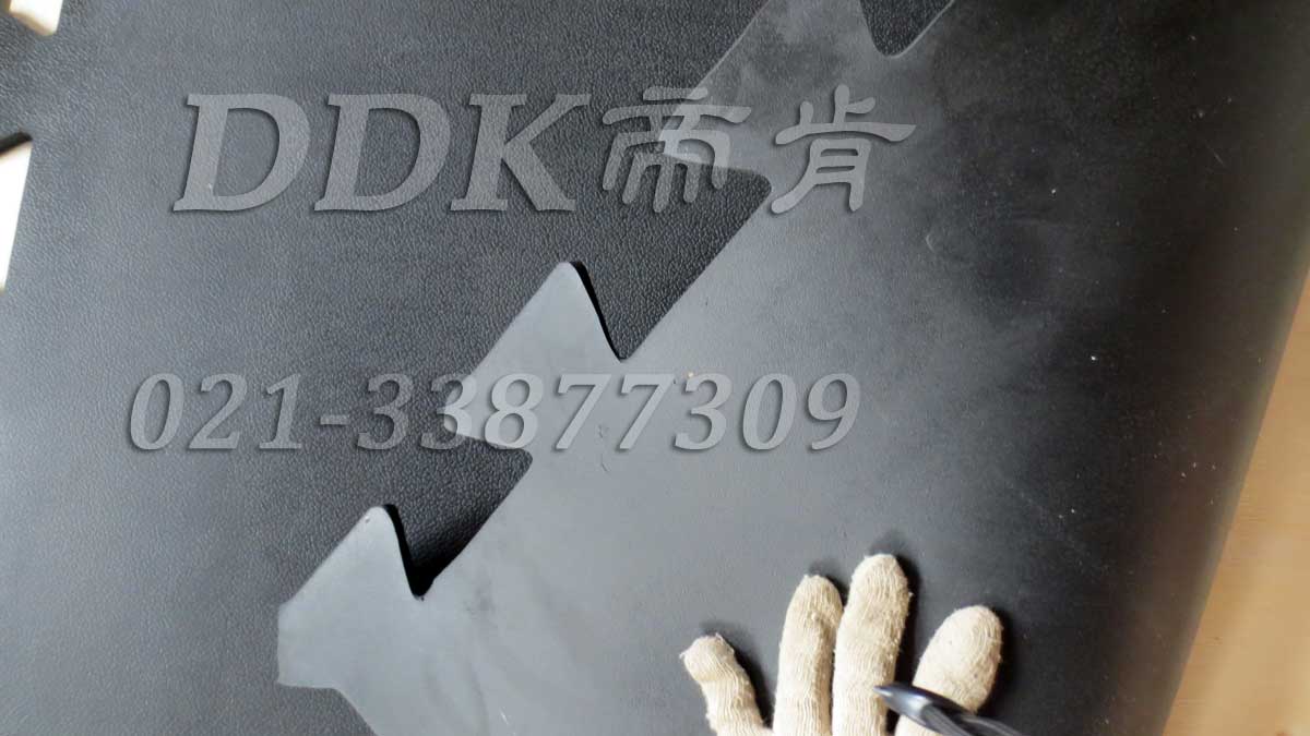10mm厚_高韌性耐壓防滑防砸地面防護地板材料樣板圖片,帝肯(DDK)_4100（Honda|宏達）效果圖，抗壓地墊,抗壓地板,耐壓地板,耐壓耐磨地毯,耐重壓地墊,耐重壓地板,膠墊,腳墊,工業(yè)地板磚,車間地板磚,維修車間地板,車間地板防護墊,pvc工業(yè)地板,工業(yè)地板,工業(yè)地墊,工業(yè)地坪,工業(yè)地膠,工業(yè)地磚,工業(yè)地板膠,工廠地墊,工廠地板,工廠地板膠,工廠地毯,工廠腳墊,工業(yè)防滑墊,工廠用橡膠地墊,汽車維修車間用地板,車間地板,車間橡膠地板,車間橡膠墊,車間用地板膠,車間防滑地墊,車間防滑墊,車間防砸地板,軟質(zhì)地板,車間pvc地板,車間地坪,車間地墊,車間塑膠地板,車間地面膠皮,車間地膠墊,車間地毯,安全地膠,安全墊,安全橡膠地墊,安全防滑墊,耐磨地板,耐磨地墊,耐磨地膠,耐磨防滑地板,樹皮紋,蛇皮紋