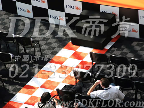 ING荷蘭國際集團(tuán)年會(huì)戶外活動(dòng)區(qū)地面防滑通底型組合地板鋪設(shè)實(shí)景_黑灰與白色及橙色創(chuàng)意拼裝現(xiàn)場效果樣板圖片,帝肯(DDK)_8100_600（戶外活動(dòng)用帳篷地面材料）效果圖,pe戶外地板,pvc戶外地板,塑料戶外地板,戶外地板,戶外地墊,戶外地磚,室外地坪,室外地墊,室外地板膠,室外地板革,室外地磚,室外地膠,室外塑料地板,室外防水地板,室外鏤空拼裝地板,室外防滑地墊,室外防滑墊,室外環(huán)保地板,室外拼接地墊,會(huì)展地板,展會(huì)地板,展會(huì)地膠,可拼接展會(huì)塑膠地板