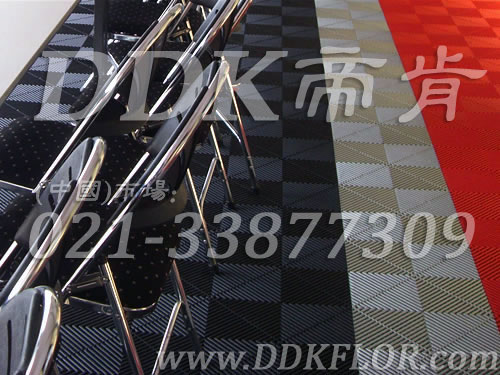 大型戶外展會(huì)及室外賽事會(huì)議互動(dòng)區(qū)帳篷地面鋪設(shè)用自排水抗壓組合地板效果_黑色互拼裝實(shí)景圖樣板圖片,帝肯(DDK)_8100_600（戶外活動(dòng)用帳篷地面材料）效果圖,會(huì)展地板,可拼接展會(huì)塑膠地板,展會(huì)地膠,展銷會(huì)專用地板,展會(huì)地板,活動(dòng)地板,pvc活動(dòng)地板,移動(dòng)篷房用地板,帳篷地墊,帳篷地毯,帳篷地膠