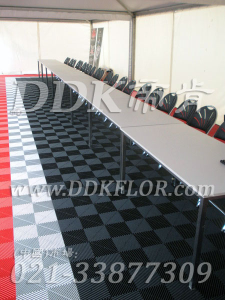 PennWell國際展會(huì)室外登記區(qū)帳篷地面鋪設(shè)地板材料實(shí)景_灰色加迎賓紅邊框的效果樣板圖片,帝肯(DDK)_8100_600（戶外活動(dòng)用帳篷地面材料）效果圖,會(huì)展地板,可拼接展會(huì)塑膠地板,展會(huì)地膠,展銷會(huì)專用地板,展會(huì)地板,活動(dòng)地板,pvc活動(dòng)地板,移動(dòng)篷房用地板,帳篷地墊,帳篷地毯,帳篷地膠