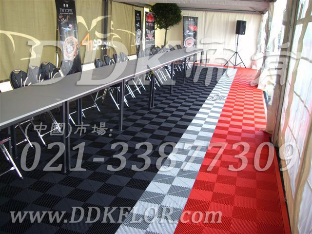 國際展站賽入場接待區(qū)室外帳篷地面材料實(shí)景_黑灰紅組合防滑戶外地板效果樣板圖片,帝肯(DDK)_8100_600（戶外活動(dòng)用帳篷地面材料）效果圖,會(huì)展地板,可拼接展會(huì)塑膠地板,展會(huì)地膠,展銷會(huì)專用地板,展會(huì)地板,活動(dòng)地板,pvc活動(dòng)地板,移動(dòng)篷房用地板,帳篷地墊,帳篷地毯,帳篷地膠