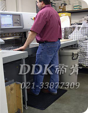 儀表操作臺工人站立防止疲勞用鋪設(shè)地墊圖例_單立人球形防滑凸起表面黑色耐用型抗疲勞地墊樣板圖片,帝肯(DDK)_FX510（Ergo|無限）效果圖，工業(yè)抗疲勞地墊,工業(yè)抗疲勞防滑墊,抗疲勞墊,抗疲勞腳墊,經(jīng)濟(jì)型抗疲勞地墊,防疲勞地墊,防疲勞腳墊,防疲勞墊,防疲勞地膠