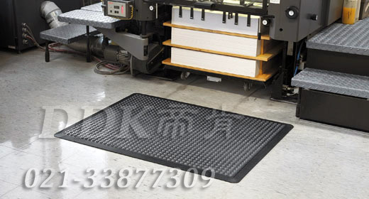 數(shù)控機(jī)床旁操作工人站立用鋪設(shè)地墊圖例_止滑防站立疲勞安全地墊樣板圖片,帝肯(DDK)_FX510（Ergo|無限）效果圖，工業(yè)抗疲勞地墊,工業(yè)抗疲勞防滑墊,抗疲勞墊,抗疲勞腳墊,經(jīng)濟(jì)型抗疲勞地墊,防疲勞地墊,防疲勞腳墊,防疲勞墊,防疲勞地膠