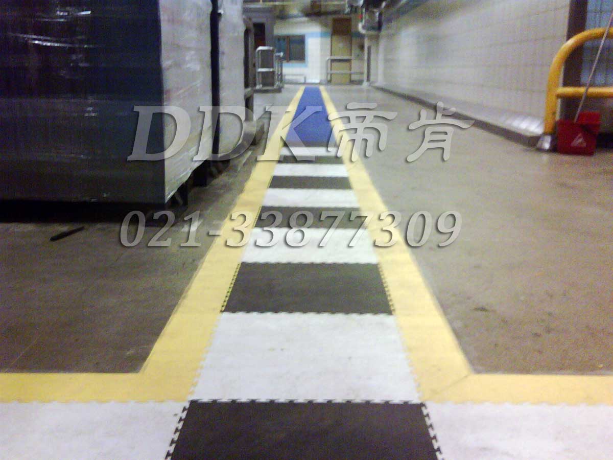 渤海裝備制造公司第一機械廠某車間水泥地面通道防滑鋪設(shè)現(xiàn)場圖例_黑白相間醒目走道地板樣板圖片,帝肯(DDK)_2000_9200（廠房通道地板防護材料）效果圖，地面保護墊