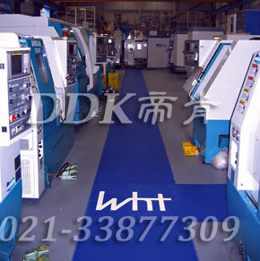 Wht公司電器控制車間通道地板鋪裝現(xiàn)場圖例_藍灰色醒目相間防滑工業(yè)pvc地板樣板圖片,帝肯(DDK)_2000_9200（廠房通道地板防護材料）效果圖，安全通道用地板,工業(yè)走道地墊,工廠走道地墊,走道墊,走道地墊,過道防滑墊,通道防滑墊,過道地墊,過道地毯,通道地毯,工廠地板,工業(yè)防滑地板,工業(yè)pvc地板,工廠車間地板革,工廠用塑料地板,車間地板磚,車間用地板膠,車間地板,車間塑膠地板,車間橡膠地板,工廠車間地膠,工廠車間地坪保護地板,工廠地板膠,抗壓地板,拼接地板,模塊地板,地板膠,塑料拼裝地板,工業(yè)地板膠,工業(yè)地板磚,工業(yè)地板,廠房塑膠地板,廠房地板材料,pvc地板磚,pvc工業(yè)地板,pvc地板膠,pvc塑膠地板