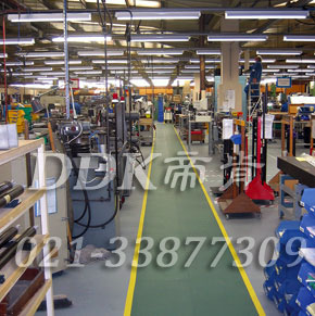 西寧全球500強某美資機械制造工廠車間地板鋪裝現(xiàn)場圖例_綠色加黃色警示邊通道地板樣板圖片,帝肯(DDK)_2000_9200（廠房通道地板防護材料）效果圖，安全通道用地板,工業(yè)走道地墊,工廠走道地墊,走道墊,走道地墊,過道防滑墊,通道防滑墊,過道地墊,過道地毯,通道地毯,工廠地板,工業(yè)防滑地板,工業(yè)pvc地板,工廠車間地板革,工廠用塑料地板,車間地板磚,車間用地板膠,車間地板,車間塑膠地板,車間橡膠地板,工廠車間地膠,工廠車間地坪保護地板,工廠地板膠,抗壓地板,拼接地板,模塊地板,地板膠,塑料拼裝地板,工業(yè)地板膠,工業(yè)地板磚,工業(yè)地板,廠房塑膠地板,廠房地板材料,pvc地板磚,pvc工業(yè)地板,pvc地板膠,pvc塑膠地板