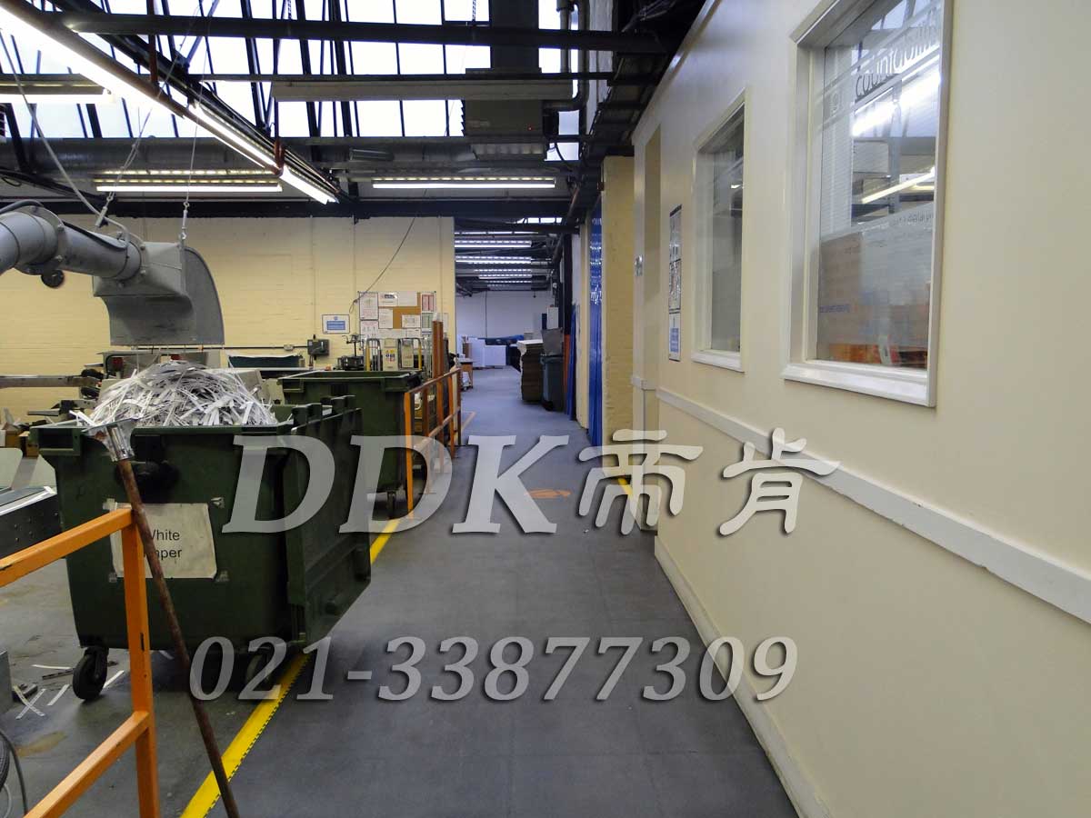 曼透平有限公司某車間通道地面鋪裝地板現(xiàn)場圖例_全深灰色表面加黃色警示邊的通道廠房地膠樣板圖片,帝肯(DDK)_2000_9200（廠房通道地板防護材料）效果圖，安全通道用地板,工業(yè)走道地墊,工廠走道地墊,走道墊,走道地墊,過道防滑墊,通道防滑墊,過道地墊,過道地毯,通道地毯,工廠地板,工業(yè)防滑地板,工業(yè)pvc地板,工廠車間地板革,工廠用塑料地板,車間地板磚,車間用地板膠,車間地板,車間塑膠地板,車間橡膠地板,工廠車間地膠,工廠車間地坪保護地板,工廠地板膠,抗壓地板,拼接地板,模塊地板,地板膠,塑料拼裝地板,工業(yè)地板膠,工業(yè)地板磚,工業(yè)地板,廠房塑膠地板,廠房地板材料,pvc地板磚,pvc工業(yè)地板,pvc地板膠,pvc塑膠地板