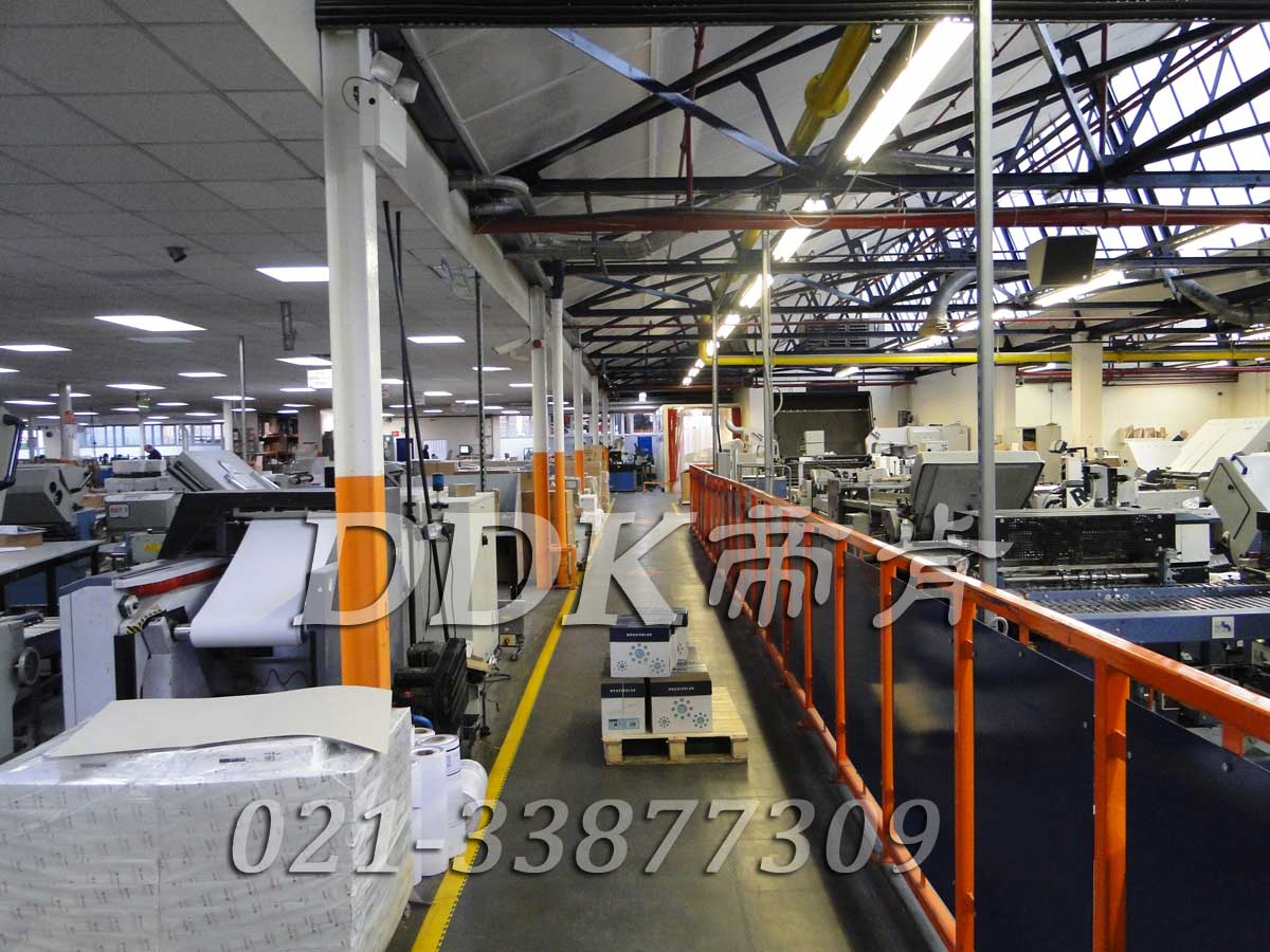 某外資印刷公司工廠車間走廊地面鋪裝地板現(xiàn)場圖例_耐磨耐壓型全深灰色通道加黃色警示護邊走廊過道用車間pvc地板樣板圖片,帝肯(DDK)_2000_9200（廠房通道地板防護材料）效果圖，安全通道用地板,工業(yè)走道地墊,工廠走道地墊,走道墊,走道地墊,過道防滑墊,通道防滑墊,過道地墊,過道地毯,通道地毯,工廠地板,工業(yè)防滑地板,工業(yè)pvc地板,工廠車間地板革,工廠用塑料地板,車間地板磚,車間用地板膠,車間地板,車間塑膠地板,車間橡膠地板,工廠車間地膠,工廠車間地坪保護地板,工廠地板膠,抗壓地板,拼接地板,模塊地板,地板膠,塑料拼裝地板,工業(yè)地板膠,工業(yè)地板磚,工業(yè)地板,廠房塑膠地板,廠房地板材料,pvc地板磚,pvc工業(yè)地板,pvc地板膠,pvc塑膠地板
