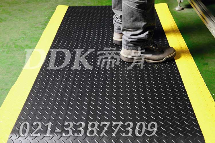 工廠(chǎng)機(jī)床車(chē)間通道地面防滑地毯鋪設(shè)現(xiàn)場(chǎng)圖例_提供定制加工生產(chǎn)鋼花紋工業(yè)防滑地毯