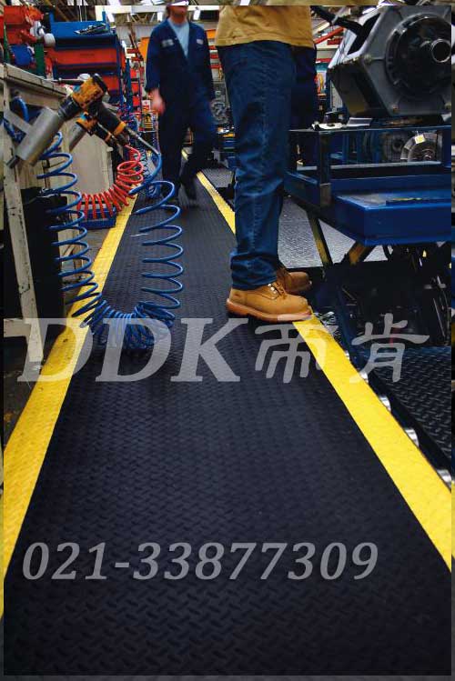 機(jī)械加工車間流水線旁通道地面材料鋪設(shè)現(xiàn)場(chǎng)圖例_提供定制加工生產(chǎn)鐵板紋防滑流水線地毯樣板圖片,帝肯(DDK)_HD220（Duxton|皇爵）效果圖，流水線地墊,流水線防滑墊,pvc防滑卷材,塑料防滑地毯,工業(yè)防滑地毯,橡膠防滑地毯,防滑地毯,pvc防滑地毯,pvc塑料地毯,通道地毯,防滑塑料毯