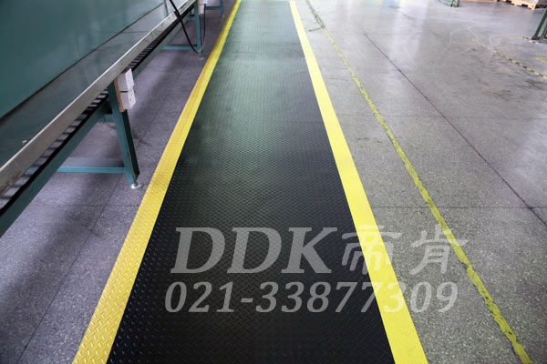 廠房大理石地面通道防滑鋪設(shè)用工業(yè)地毯現(xiàn)場(chǎng)圖例_提供定制加工生產(chǎn)帶黃色警示邊的工業(yè)通道防滑地毯樣板圖片,帝肯(DDK)_HD220（Duxton|皇爵）效果圖，流水線地墊,流水線防滑墊,pvc防滑卷材,塑料防滑地毯,工業(yè)防滑地毯,橡膠防滑地毯,防滑地毯,pvc防滑地毯,pvc塑料地毯,通道地毯,防滑塑料毯