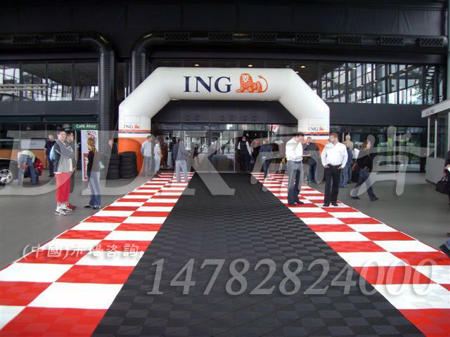 【大廳室外塑料地墊】大廳門口入口地面防滑用拼裝型室外塑料地墊_灰紅白組合效果樣板圖片，帝肯(DDK)_8100_900（大門入口防滑墊）效果圖，通道防滑墊,通道地毯,拼裝地墊,拼裝地膠,室外防滑地墊,門口防滑地墊