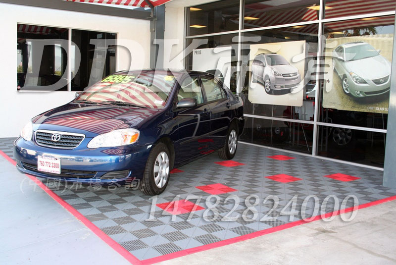 豐田專賣店入口地面防滑地墊_灰紅拼裝效果樣板圖片，帝肯(DDK)_8100_900（大門入口防滑墊）效果圖，防滑塑料地墊,塑料地墊,PVC拼接地墊,拼接式地墊,拼接式防滑墊