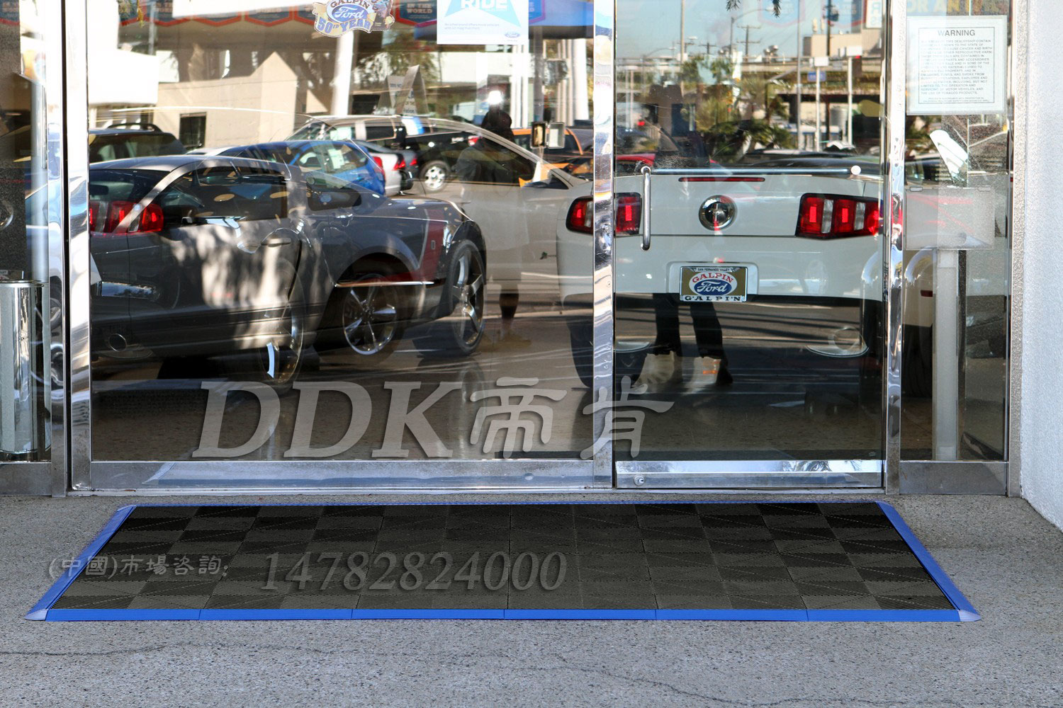 【可拼接門外腳墊】黑色藍(lán)邊框效果的專賣店鋪大門外腳墊樣板圖片，帝肯(DDK)_8100_900（大門入口防滑墊）效果圖，門口地墊,門口防滑地墊,門前地墊