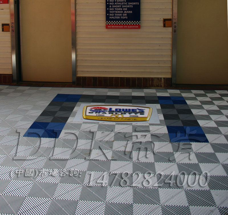 【走廊通道通底疏水防滑刮泥刮沙耐磨地墊】灰色加藍(lán)色鑲嵌效果樣板圖片，帝肯(DDK)_8100_900（大門入口防滑墊）效果圖，PVC拼接地墊,拼裝地膠,拼接式防滑墊,拼接式地墊,防滑拼墊,耐磨地墊,耐磨材料,耐磨抗壓防滑膠墊