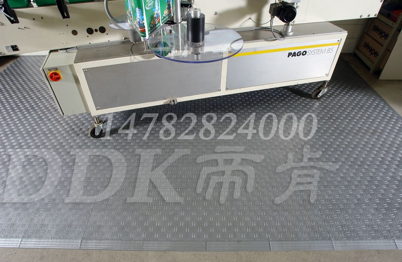 【機床防滑磚】耐油防滑的機床用硬質(zhì)塑化拼塊式防滑磚樣板圖片,帝肯(DDK)_3000_9979(工廠用耐酸堿耐磨防油地面磚)效果圖 【機床防滑磚】耐油防滑的機床用硬質(zhì)塑化拼塊式防滑磚樣板圖片,帝肯(DDK)_3000_9979(工廠用耐酸堿耐磨防油地面磚)效果圖,工業(yè)防滑墊,工業(yè)防滑地板,耐酸堿pvc地板膠,耐磨防滑地磚