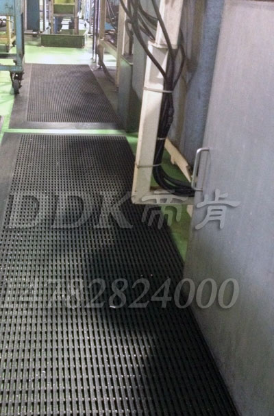 水泥地上耐油防滑網(wǎng)格地毯_黑色樣板圖片,帝肯(DDK)_1900_9979（工業(yè)地面鋪地材料）效果圖，塑料網(wǎng)格防滑地墊,網(wǎng)狀地毯,網(wǎng)狀防滑墊,網(wǎng)格防滑墊,網(wǎng)眼防滑,防滑塑料網(wǎng)格
