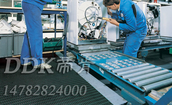 機(jī)器維修區(qū)地面鋪設(shè)用防滑安全網(wǎng)格地毯樣板圖片,帝肯(DDK)_1900_9979（工業(yè)地面鋪地材料）效果圖，塑料網(wǎng)格防滑地墊,網(wǎng)狀地毯,網(wǎng)狀防滑墊,網(wǎng)格防滑墊,網(wǎng)眼防滑,防滑塑料網(wǎng)格