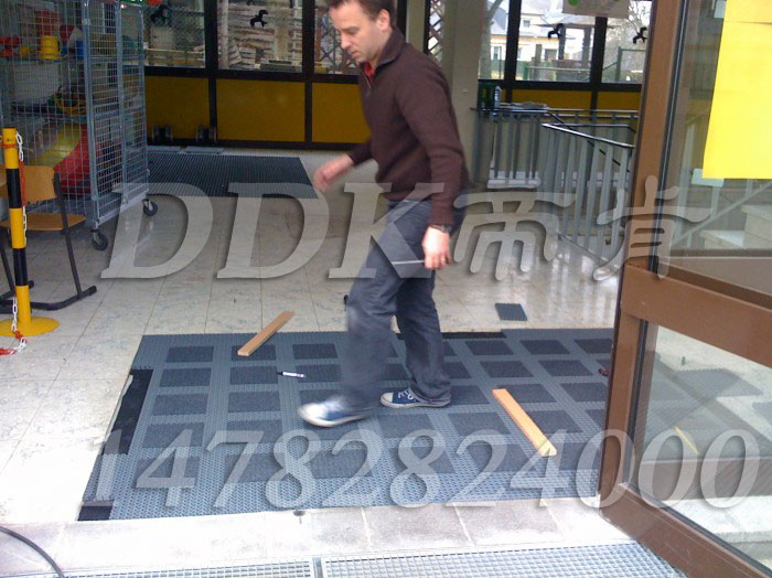 【除塵刮泥墊怎么安裝】安裝除塵地墊樣板圖片,帝肯(DDK)_3MD9300(曼達(dá))效果圖 【除塵刮泥墊怎么安裝】安裝除塵地墊樣板圖片,帝肯(DDK)_3MD9300(曼達(dá))效果圖,地面材料鋪裝方法問答,刮泥地墊