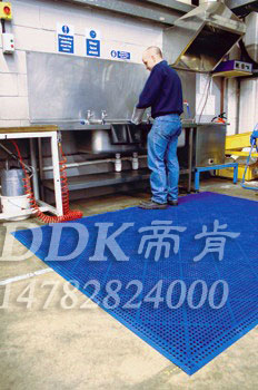 【茶水間防滑地墊】藍色款茶水間地上防潮濕處理用防滑地墊樣板圖片,帝肯(DDK)_8800_9979(工業(yè)廠房腳墊材料)效果圖 【茶水間防滑地墊】藍色款茶水間地上防潮濕處理用防滑地墊樣板圖片,帝肯(DDK)_8800_9979(工業(yè)廠房腳墊材料)效果圖,安全地墊,工廠車間地膠,車間地膠墊,車間地毯,車間地貼,車間塑料防滑墊,車間橡膠墊,車間防滑地墊,車間防滑墊,工業(yè)地墊,工業(yè)地膠,工業(yè)用格柵地墊,工業(yè)耐油地墊,工業(yè)腳墊,工業(yè)防滑地墊,工業(yè)地毯,工業(yè)防滑墊,工廠地墊,工廠地毯,工廠腳墊,工廠防滑地墊,工廠防滑墊,工業(yè)防滑地毯,耐油工業(yè)橡膠墊,廠房防滑地膠