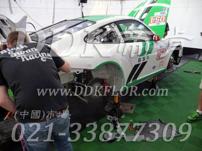 20綠色定制款賽車維修間地面拼裝地板樣板圖片,帝肯(DDK)_8100_6008（賽車P房帳篷地板）效果圖，帳篷地膠
