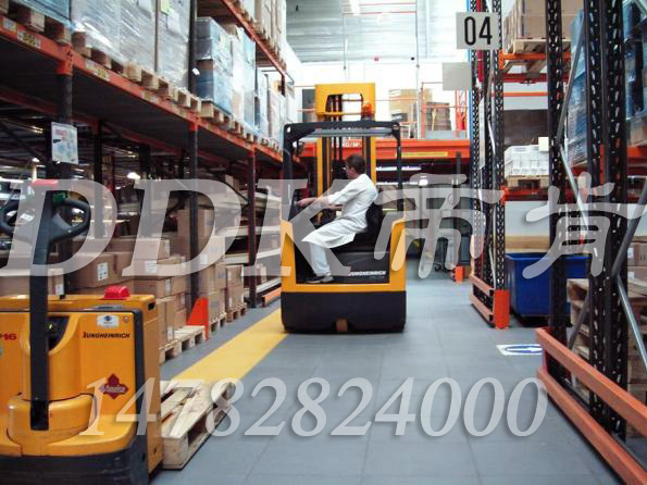 【工廠承重地坪板】電動(dòng)叉車重載作業(yè)區(qū)使用的承重地坪板樣板圖片,帝肯(DDK)_2000_7850（倉庫及庫房地面耐磨材料）效果圖，承重地磚,耐重壓地板,重型地板,耐重壓地墊,pvc承重地板,叉車地板,叉車地膠墊,叉車地墊,承重地膠墊,抗壓地墊,抗壓地板