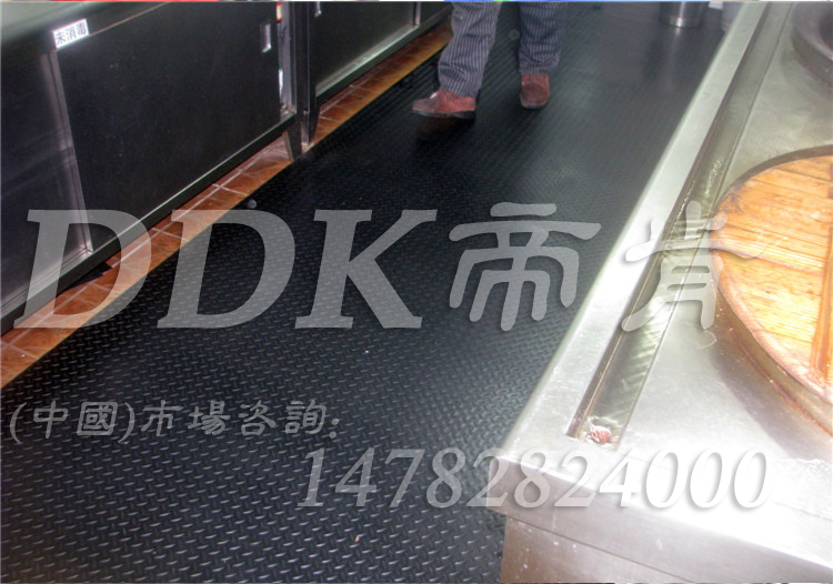 【地磚防滑用地毯】黑色人字形鐵板紋防滑走道地毯樣板圖片,帝肯(DDK)_HD220_6S（柳葉紋地毯|綠色_黑色）效果圖，pvc防滑卷材,pvc防滑地毯,pvc防滑地膠,過(guò)道防滑墊,防滑塑料毯,防滑地毯,防滑卷材,防滑毯