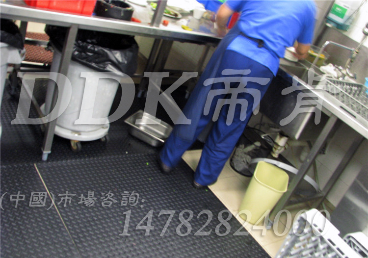 【餐廳操作間地磚防滑用地毯】后廚操作間防滑用黑色地毯樣板圖片,帝肯(DDK)_HD220_6S（柳葉紋地毯|綠色_黑色）效果圖，廚房地墊,廚房地板膠,廚房地毯,廚房地膠,廚房防滑地墊,廚房防滑地毯,廚房防滑墊,餐廳廚房專用地毯,餐廳防滑地墊,食堂專用防滑地毯,食堂用防滑地墊,食堂防滑墊