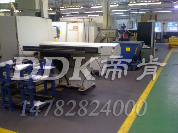 【車間機床防滑地板_灰色】提供車間用機床防滑灰色地板定制生產(chǎn)定制生產(chǎn)樣板圖片,帝肯(DDK)_2000_9979(工業(yè)廠房車間地面材料)效果圖,工廠車間地膠,車間塑膠地板,車間橡膠地板,車間地貼,車間地面膠皮,車間pvc地板,車間防砸地板,車間用地板膠,工廠地板,工廠地膠,工廠塑膠地板,工廠用塑料地板,工廠車間地坪保護(hù)地板,工廠車間地板革