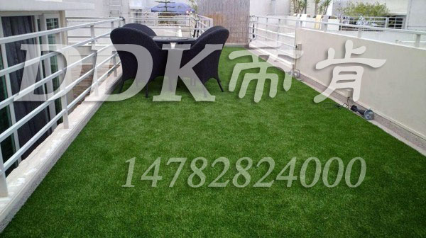【仿綠色草皮地毯】露天連廊仿綠色草皮地毯樣板圖片,帝肯(DDK)_6200（Green|歌林）效果圖，露臺草坪,露臺地面裝修,露臺地板,仿真草坪