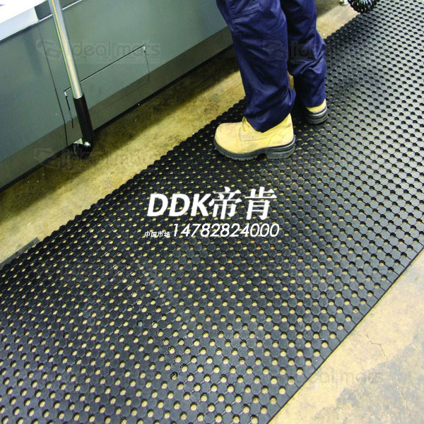 1.8*10米多孔卷材適用于潮濕區(qū)域的重型安全防滑地墊10mm厚橡膠墊
