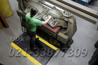 帝肯(DDK)_F220（Crown|皇冠）耐壓耐磨地毯,流水線防滑墊,耐磨地膠,流水線地墊,走廊防滑墊,走廊地毯,過(guò)道防滑墊,工業(yè)走道地墊,工業(yè)地材,車(chē)間地毯,車(chē)間地膠墊,車(chē)間防滑墊,