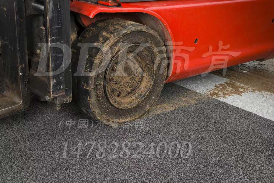 叉車車輪防塵地毯 深灰色可定制  倉庫出入口走叉車地面鋪什么 走液壓車車間門口防塵地墊，叉車地墊,叉車地膠墊,叉車地板,車間地墊,車間防滑地墊,倉庫地墊,三合一門口毯,門口地墊,入口防塵地墊,出入口地墊,除塵地毯,除塵地墊