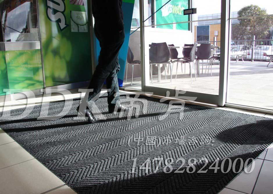 DDK-ST5300高級輪胎紋，三合一防塵地墊,三合一防塵墊,三合一除塵墊,入口防塵地墊,刮泥除塵地墊,吸塵地毯,吸水吸塵地墊,門廳除塵地墊,門口地墊,門廳腳墊,門廳地墊,門前毯,門前地墊,門前墊,門口防滑地墊,防塵地墊,門口防塵地墊,門口防塵地毯,防塵門墊,防塵防污地墊,防塵防滑地墊,防滑除塵地墊,除塵地墊,除塵地毯,除塵地膠,除塵墊,除塵腳墊,除塵門墊,防塵墊,防塵地膠墊,防塵地毯,門口除塵地墊,門口地毯,門口腳墊,門墊地墊,門墊地毯，防塵吸水地墊卷裝2米寬幅出入口強(qiáng)力防塵墊深灰色