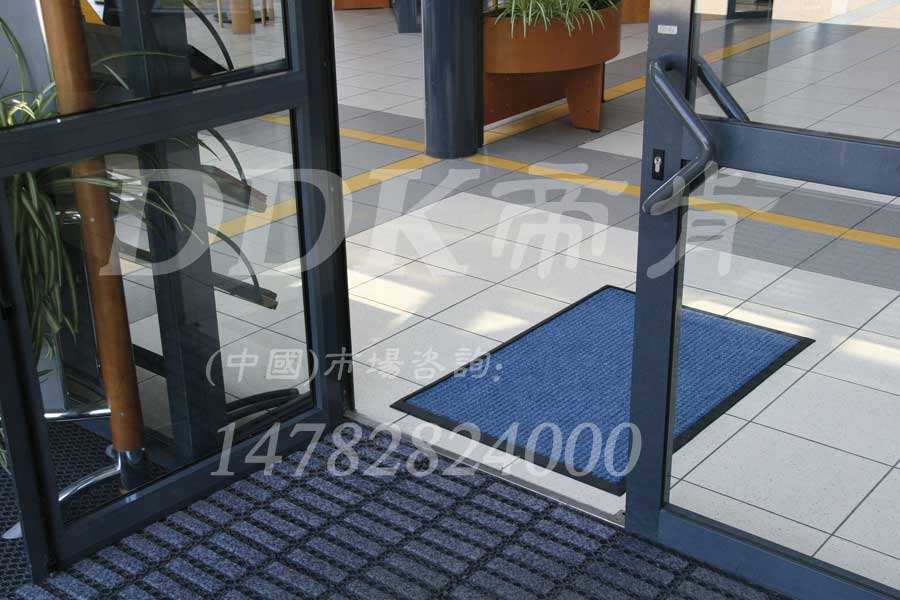 辦公樓進(jìn)門(mén)雙條紋腳墊商場(chǎng)進(jìn)門(mén)口防塵墊防滑毛地毯藍(lán)色，刮泥門(mén)墊,刮泥除塵地墊,刮泥地毯,刮泥地墊,吸水門(mén)墊,大門(mén)腳墊,嵌入式門(mén)墊,廣告門(mén)墊,模塊拼接式門(mén)墊,橡膠門(mén)墊,腳墊門(mén)墊,自動(dòng)門(mén)地墊,進(jìn)門(mén)地墊,進(jìn)門(mén)腳墊,門(mén)前地墊,門(mén)前墊,門(mén)前毯,門(mén)前腳墊,門(mén)廳地墊,門(mén)廳地毯,門(mén)廳腳墊,門(mén)廳除塵地墊,門(mén)口地墊,門(mén)口地毯,門(mén)口防滑墊,門(mén)口除塵地墊,門(mén)口地面除塵刷,門(mén)墊,門(mén)口防塵墊,門(mén)口防塵地毯,門(mén)口腳踏墊,門(mén)墊地墊,門(mén)墊地毯,防塵門(mén)墊,防滑門(mén)墊,除塵門(mén)墊,除塵腳墊,除塵墊,除塵地膠,除塵地毯,除塵地墊,防塵地墊,防塵地毯,防塵地膠墊,防塵墊