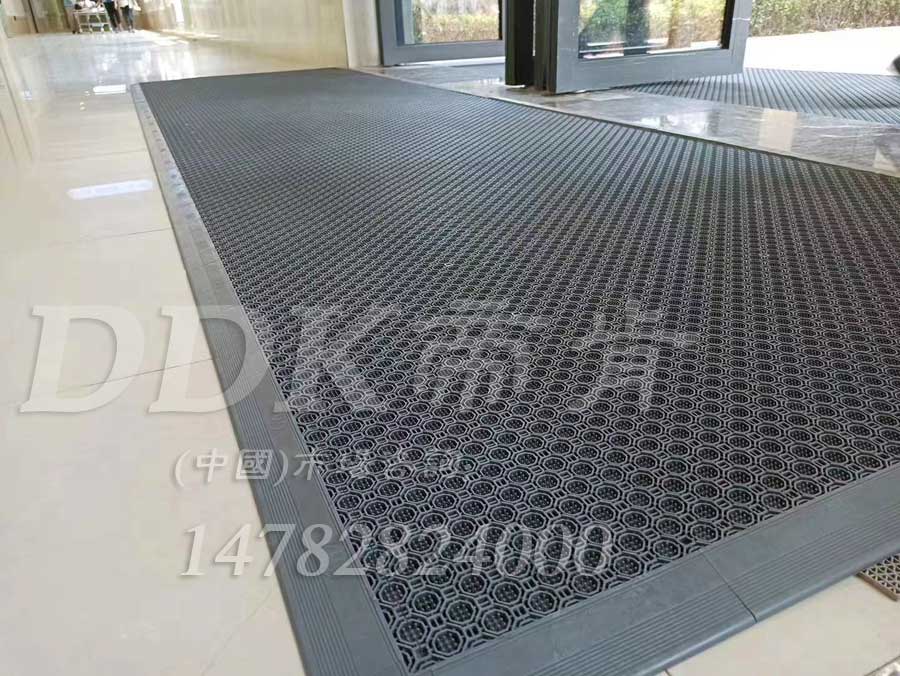 模塊刮砂出入口地毯 防滑防雨疏水PVC地墊20*20cm/塊 室外漏孔塑料橡膠墊，三合一模塊地墊,三合一門墊,三合一防塵地墊,三合一防滑墊,三合一除塵墊,三合一地架,三合一門口毯,三合一防塵墊,模塊地墊,模塊地板,模塊拼接式門墊,組合式地墊,pvc拼接式除塵墊,入口防塵地墊,刮泥除塵地墊,吸塵地毯,門口防塵墊,門廳除塵地墊,門口防塵地墊,防塵門墊,門墊地墊,門墊地毯,防塵防污地墊,防塵防滑地墊,門口腳踏墊,門前腳墊,門廳腳墊,門前地墊,門前墊,門前毯,門廳地墊,門廳地毯,門口地墊,門口地毯,門口地面除塵刷,門口腳墊,門墊,防水地墊,防塵地墊,防塵地毯,防塵地膠墊,除塵地墊,除塵地膠,防滑除塵地墊,除塵墊,除塵地毯,除塵腳墊,除塵門墊,除雨雪地墊,除雪門墊,隔水地墊,隔水材料,隔水地板,pvc戶外地板,塑料戶外地板,室外地墊,室外地板膠,室外地毯,室外地板革,室外地膠,室外塑料地毯,室外防水地板,室外防滑地墊,室外防滑地毯,室外防滑墊,戶外地膠,戶外地磚,戶外塑膠地毯,戶外地墊,戶外地板,戶外地毯,戶外草坪地墊,多孔防滑地墊,帶孔防滑墊,網(wǎng)孔地墊,pp防滑墊,戶外網(wǎng)狀橡膠墊,網(wǎng)格地墊,網(wǎng)格防滑墊,網(wǎng)狀防滑墊,網(wǎng)球場地板,網(wǎng)眼防滑,耐磨抗壓防滑膠墊,耐磨塑料草坪毯,綠草地墊,草坪門墊,草坪地毯,疏水地墊,疏水地席,疏水地毯,疏水地膠,疏水墊,疏水性材料,漏水防滑墊,漏水地墊,漏水橡膠墊,洗手間防滑墊,洗手間地墊,洗手間防滑地毯,洗澡間防滑墊,衛(wèi)生間防滑墊,衛(wèi)生間防水地墊,衛(wèi)生間防水墊,衛(wèi)生間防滑地墊,衛(wèi)生間防滑地毯