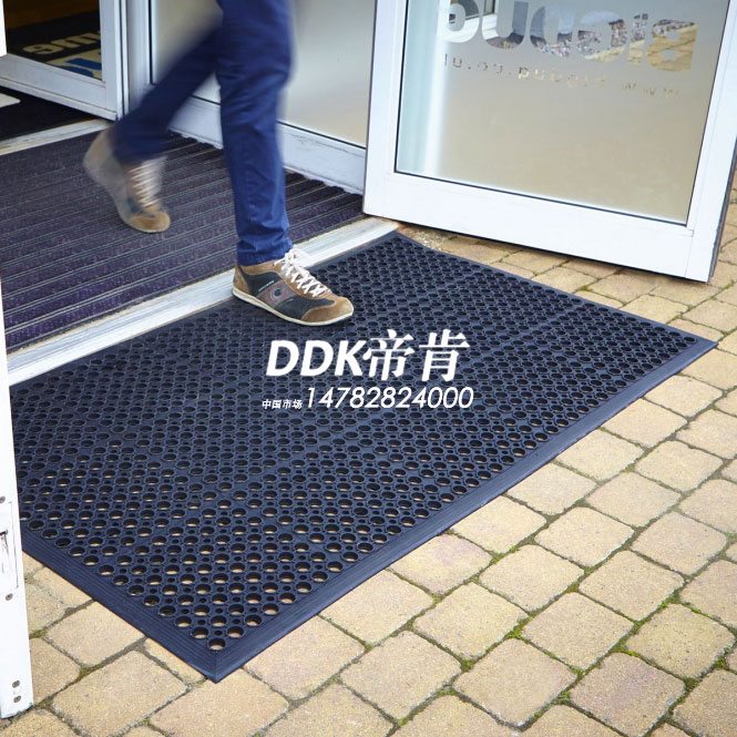 疏水防滑地墊，戶外橡膠入口墊 | 900w x 600d 毫米 | 黑色圓孔